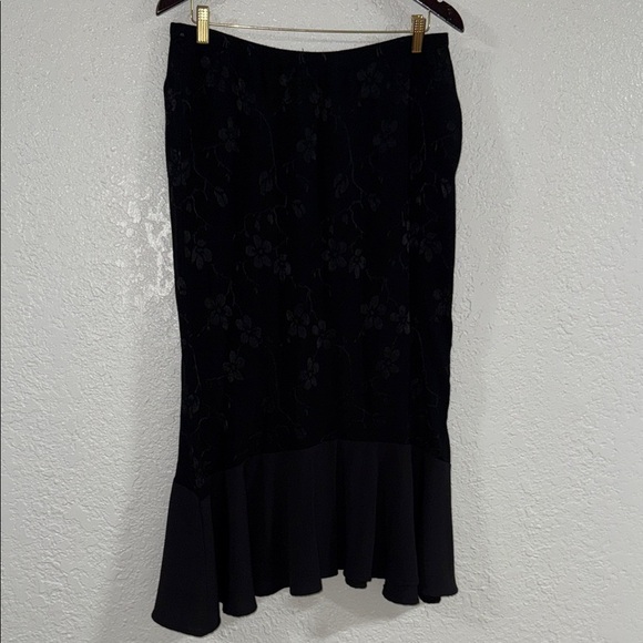 SPENCER ALEXIS Elegant Black Floral Skirt - Picture 2 of 7